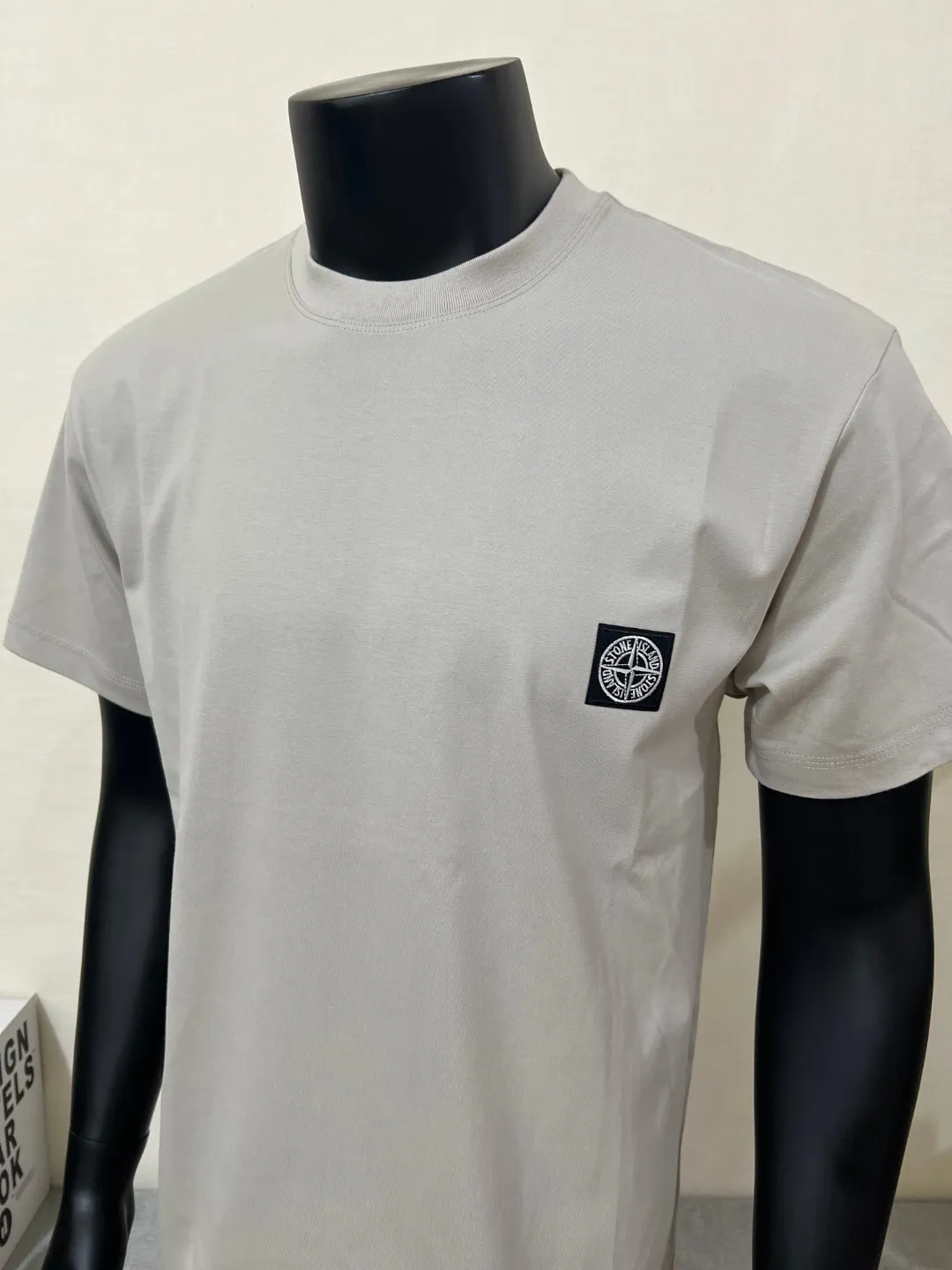 P140 STONE ISLAND top version, differentiated currency, 2025ss official website synchronization, embroidered small label LOGO short-sleeved T-shirt, 64 counts, high density 240g double yarn pure cotton, imported machine embroidered small label, embroidered letters are clean and neat, supports NFC scanning code to enter GW, YB ready-to-wear fabric collar hemming, shoulder bone and tight thread It will not deform after being worn for a long time. It has been washed with high temperature for 4 times. It does not fade, shrink or pill. It is comfortable and stretchable. It is a must-have wardrobe item. Same style for men and women. Five colors: lilac gray, dark gray, white, black, copper brown. Size: XS-L. Maximum L can wear 200 pounds.